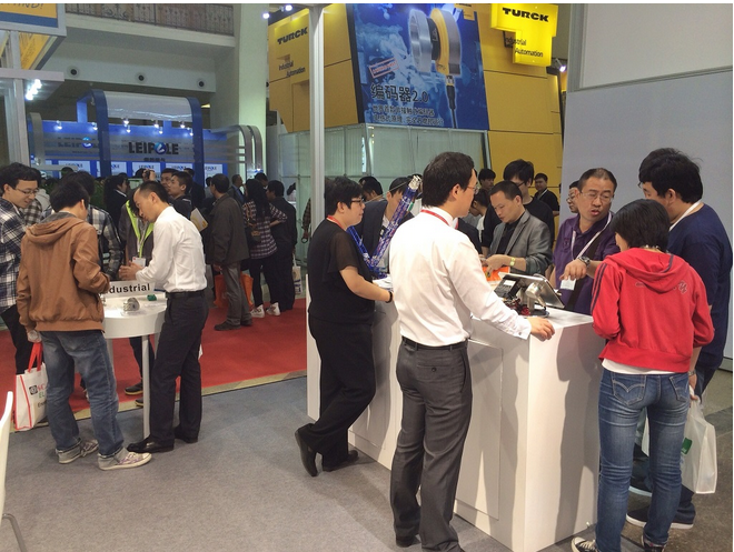 專業的銷售工程師耐心一一解答